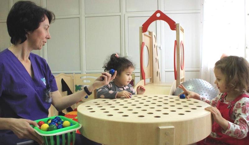 Стол-мозаика - новое полезное увлечение для малышей в центре «Коррекция и развитие»