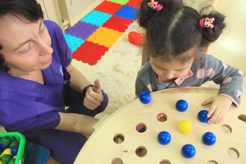 Стол-мозаика - новое полезное увлечение для малышей в центре «Коррекция и развитие»