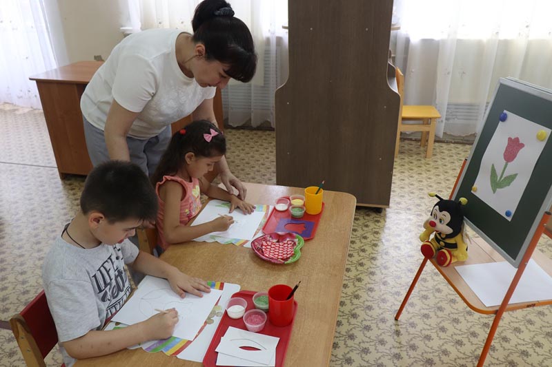 В центре «Коррекция и развитие» дети осваивают нетрадиционные техники рисования
