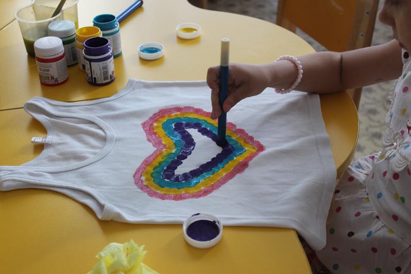 В центре «Коррекция и развитие» дети создали футболки hand-madeс авторским принтом