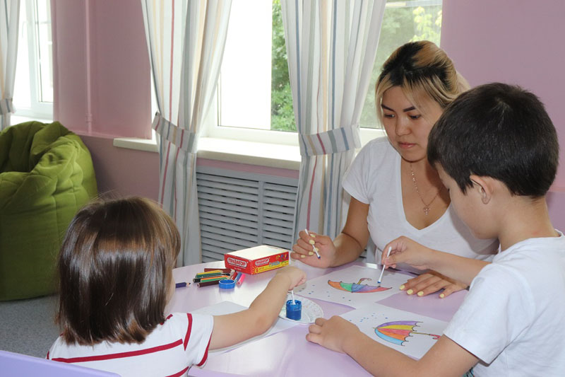 Специалисты центра «Коррекция и развитие» продолжают обучать родителей самостоятельной развивающей работе с детьми