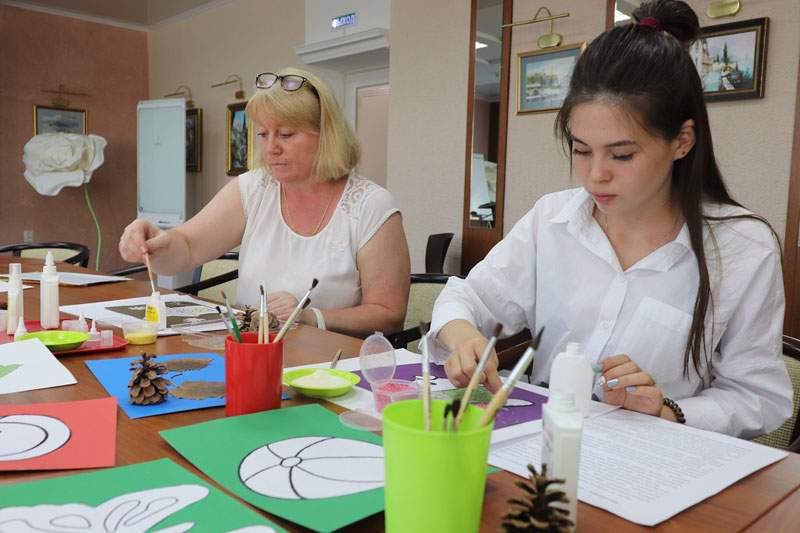 Родители воспитанников центра «Коррекция и развитие» приняли участие в мастер-классе по манкографии