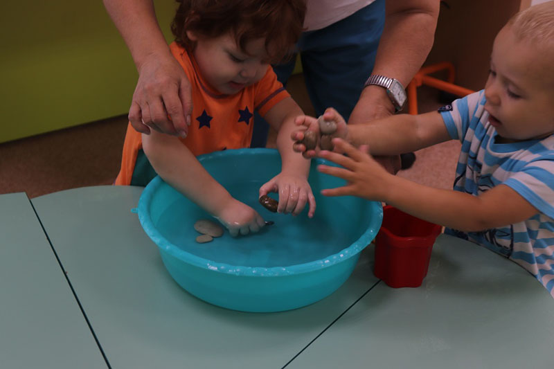 Для детей раннего возраста воспитатели центра  «Коррекция и развитие» проводят игры с водой