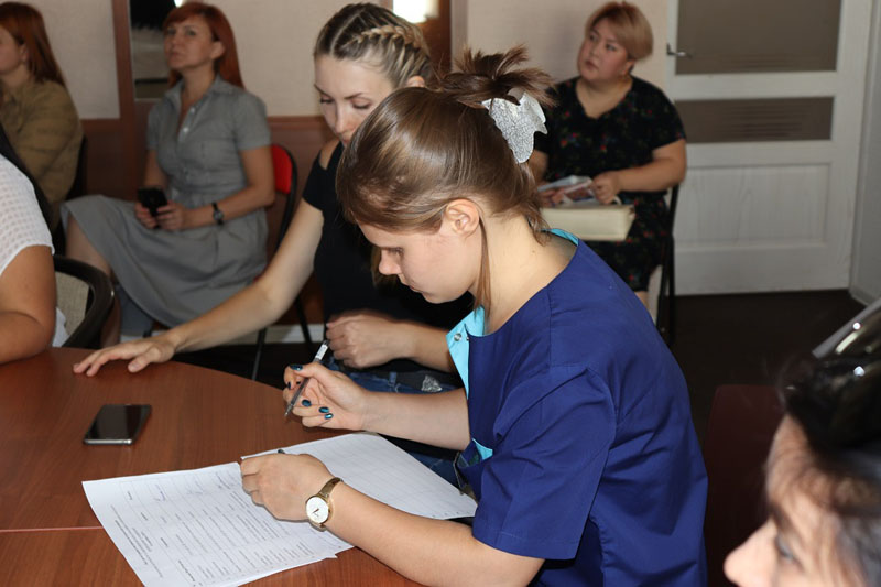 В центре «Коррекция и развитие» специалисты социальной сферы из районов Астраханской области познакомились с методами профилактики и коррекции самоповреждающего поведения