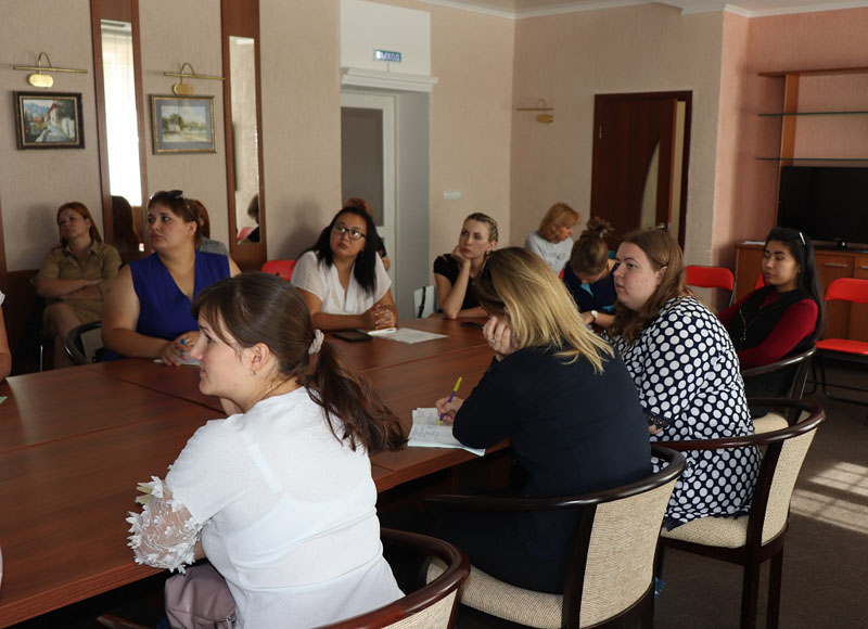 В центре «Коррекция и развитие» специалисты социальной сферы из районов Астраханской области познакомились с методами профилактики и коррекции самоповреждающего поведения