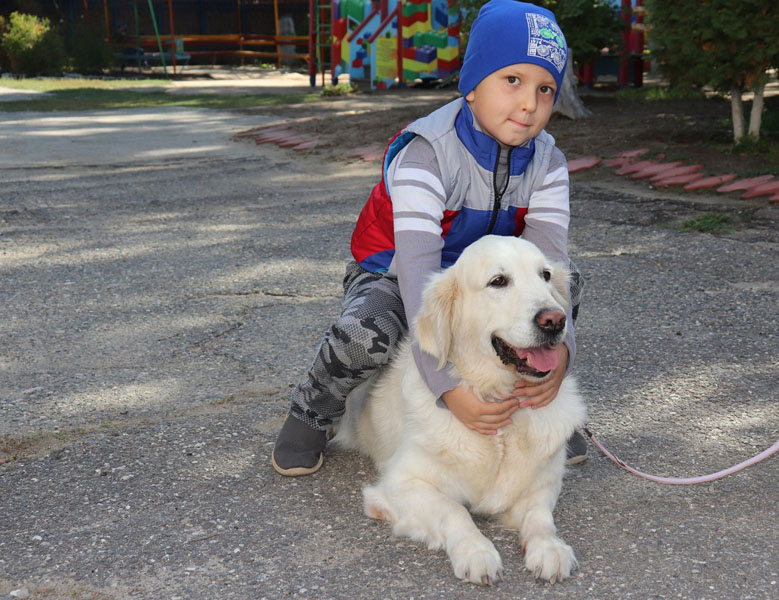Собаки – одни из лучших помощников в лечении особенных детей