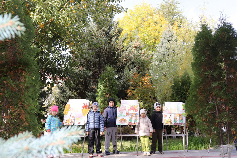В центре «Коррекция и развитие» открыта выставка детских работ