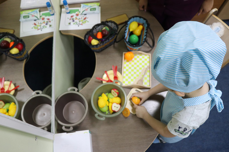 Специалисты формируют у детей представление о пользе овощей и фруктов с помощью игры