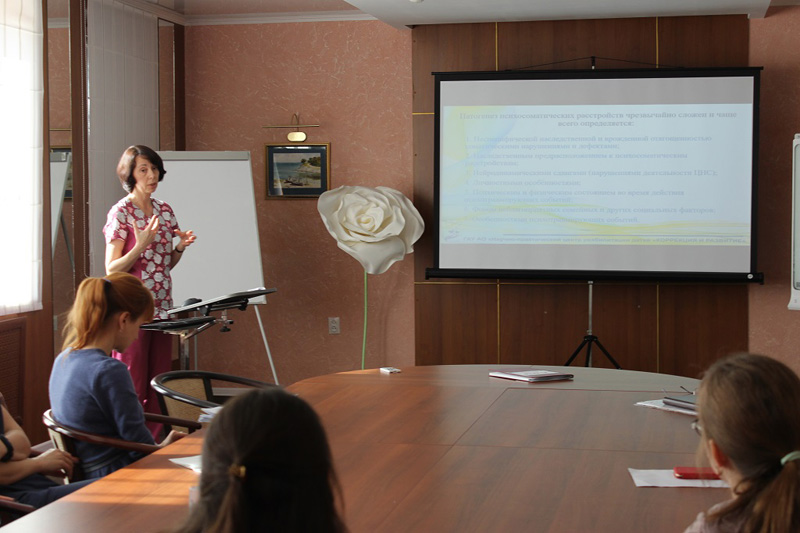 На научно-практическом семинаре специалисты социальной сферы Астраханской области обсудили вопросы влияния детско-родительских отношений на психосоматические заболевания в детском возрасте
