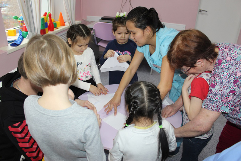 В центре «Коррекция и развитие» воспитатели совместно с детьми организовали праздник для пап