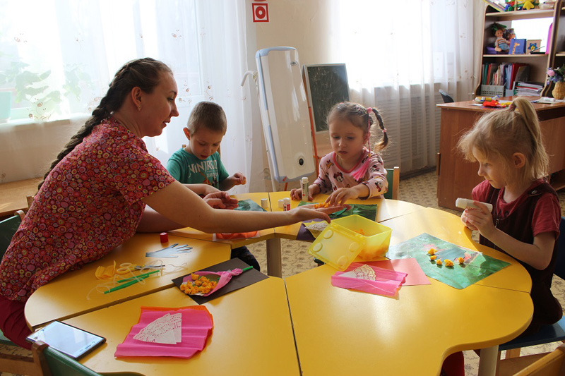 В центре «Коррекция и развитие» специалисты совместно с детьми готовят подарки для мам