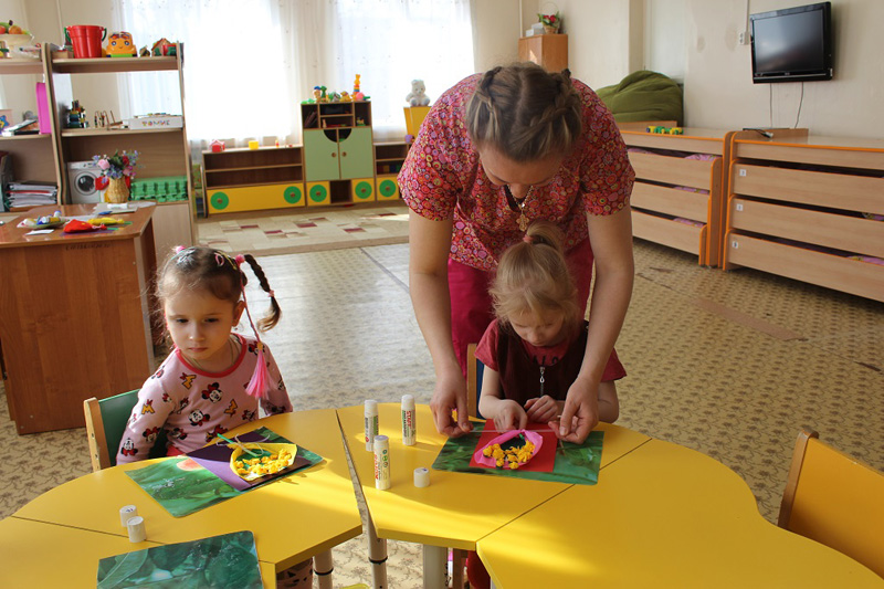 В центре «Коррекция и развитие» специалисты совместно с детьми готовят подарки для мам