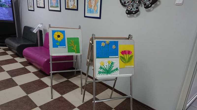 Весенние цветы распустились на рисунках детей центра «Коррекция и развитие» 