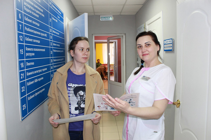 едицинские работники центра «Коррекция и развитие» проводят профилактические мероприятия с сотрудниками и посетителями учреждения