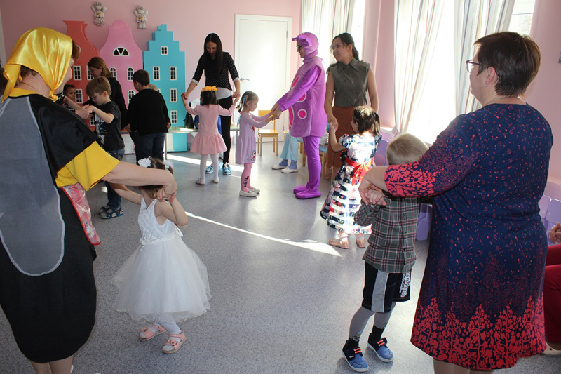 Специалисты центра «Коррекция и развитие» совместно с детьми организовали праздничную программу для мам и бабушек