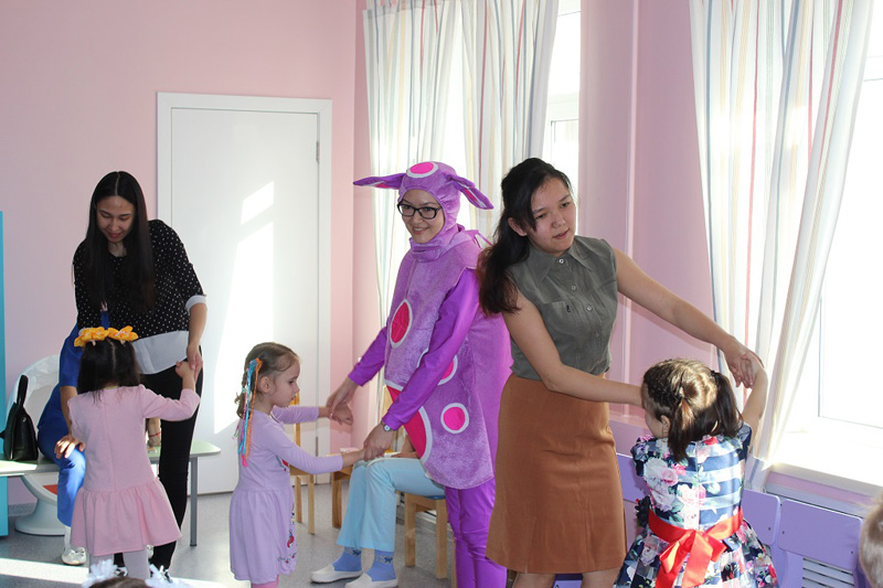 Специалисты центра «Коррекция и развитие» совместно с детьми организовали праздничную программу для мам и бабушек